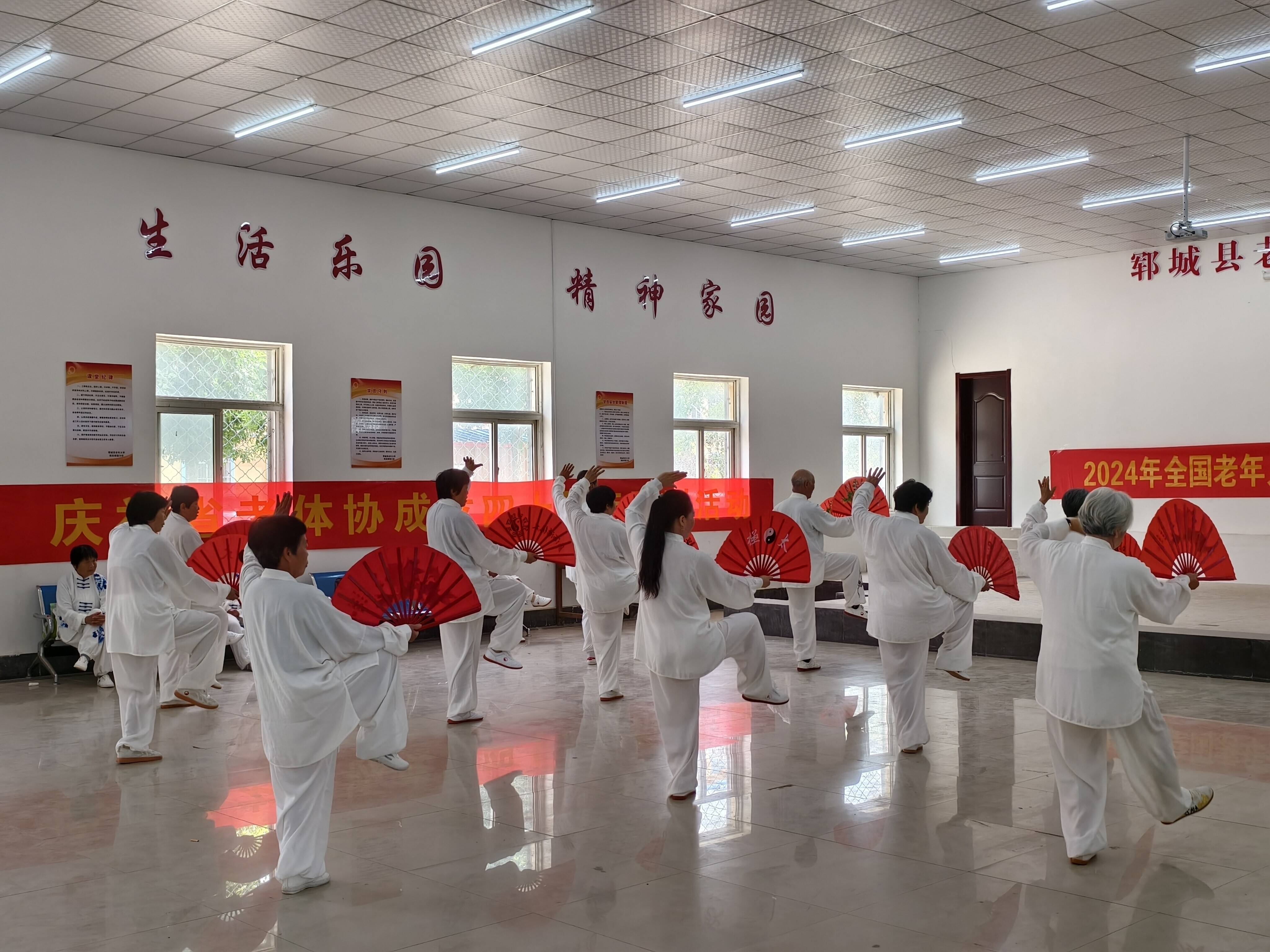 包含老年人健身操大会，彰显健康长寿新风尚的词条